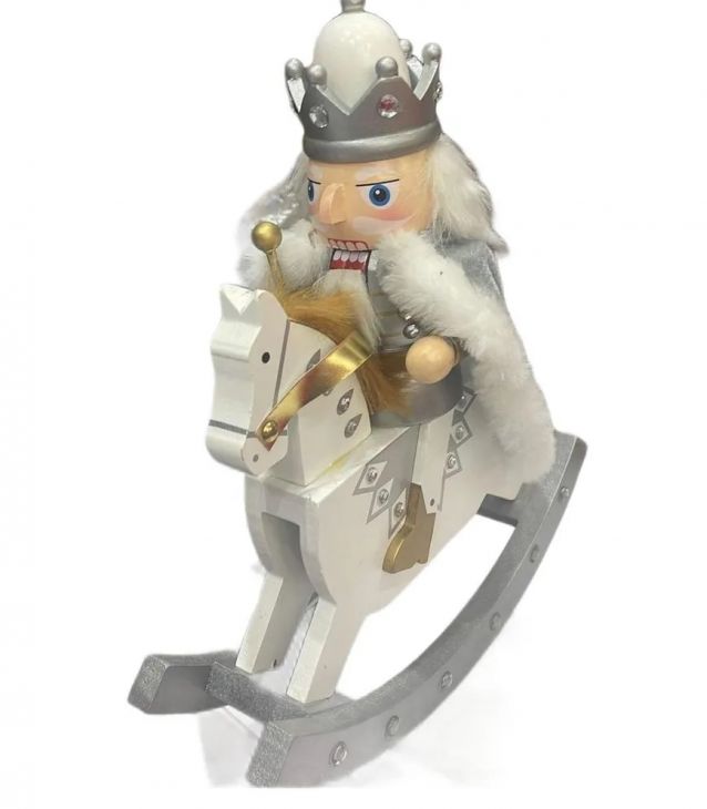 Щелкунчик на лошадке-качалке в серебряной накидке