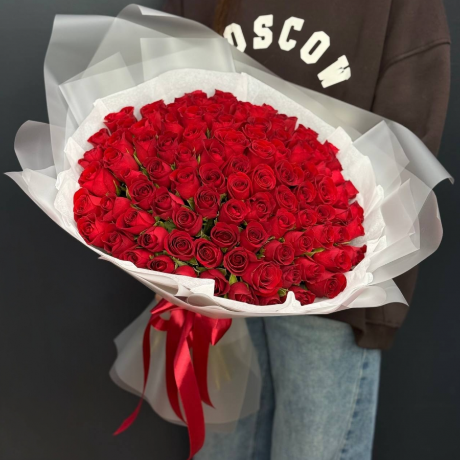 Красные розы в стильной упаковке от 11 шт