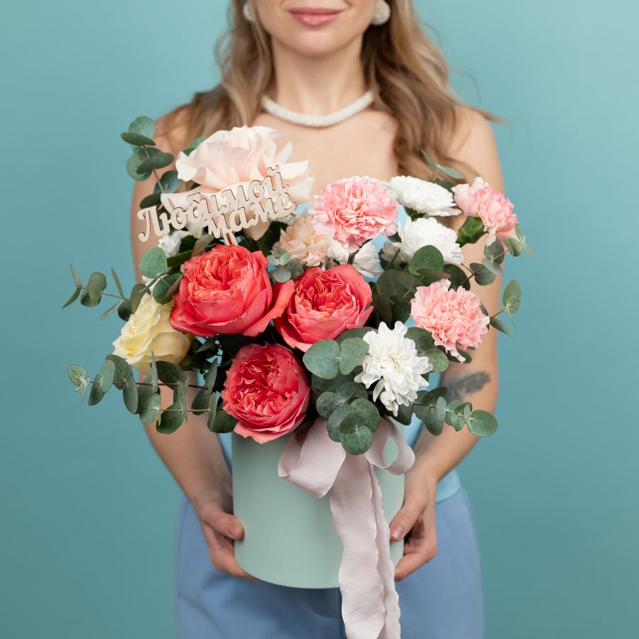 Цветы в коробке с топпером "Любимой маме"