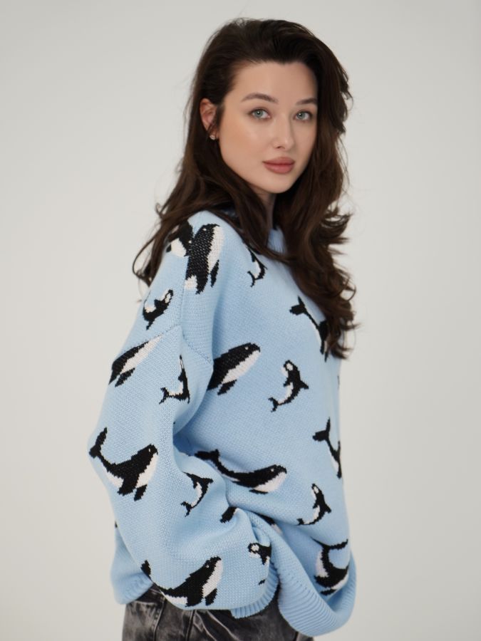 Свитер с китами голубой