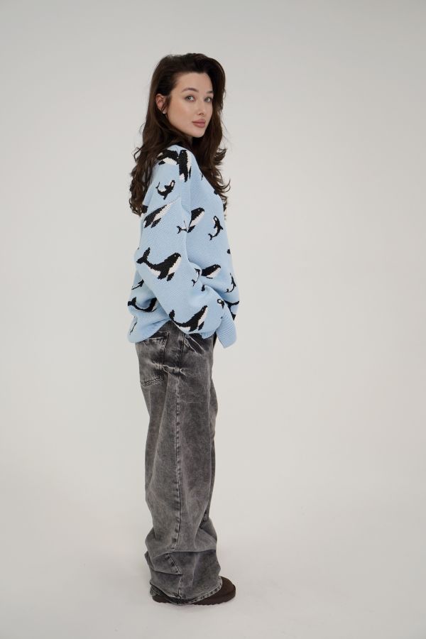 Свитер с китами голубой