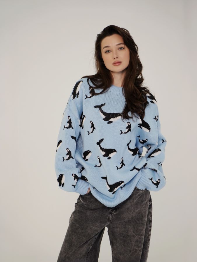 Свитер с китами голубой