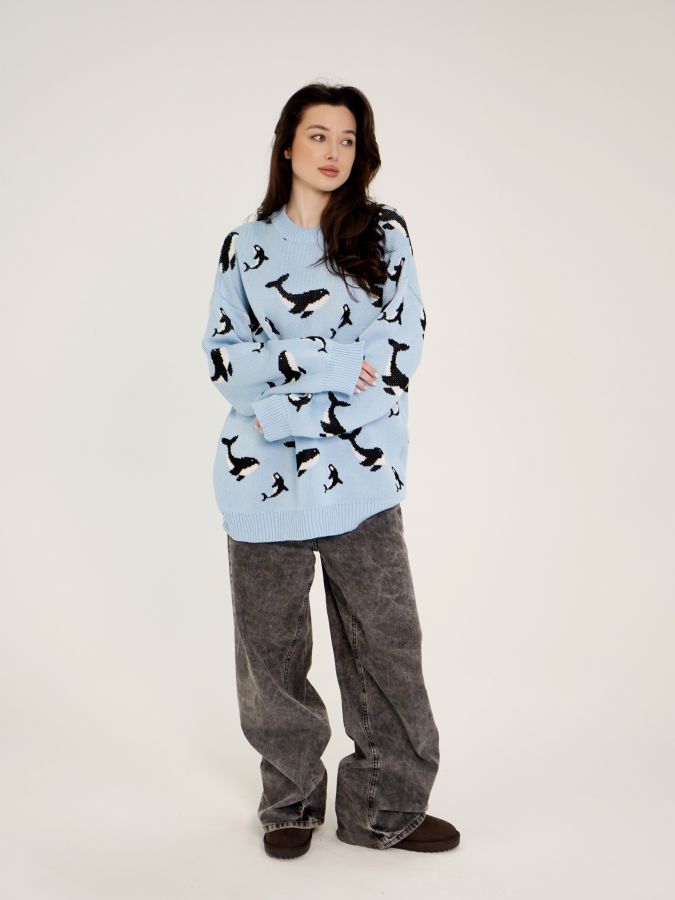 Свитер с китами голубой