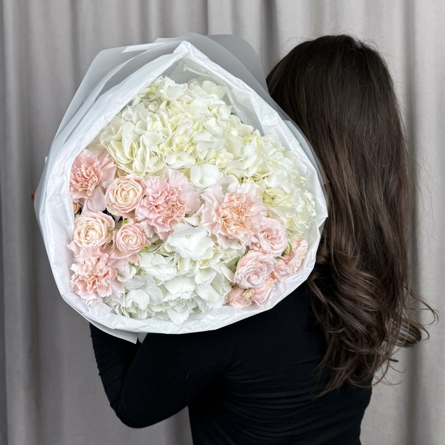 Нежный букет с гортензией и розами