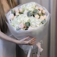 Большой букет из гортензий и пионовидных роз