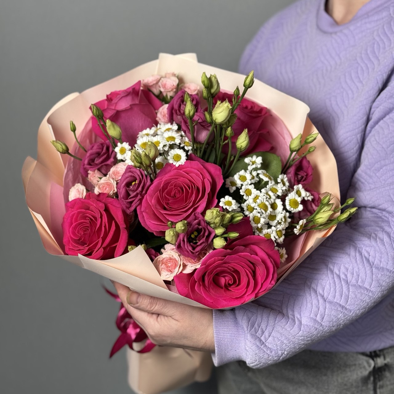Букет с малиновыми розами и эустомой