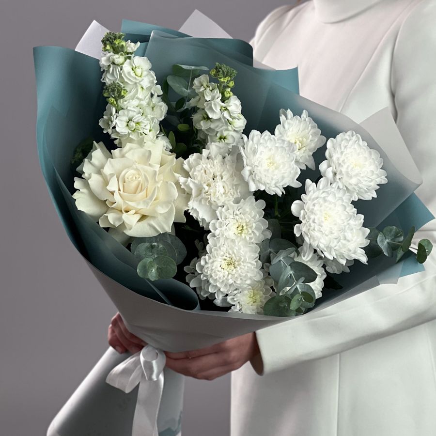 Белоснежный букет с хризантемой и маттиолой в изумрудной упаковке