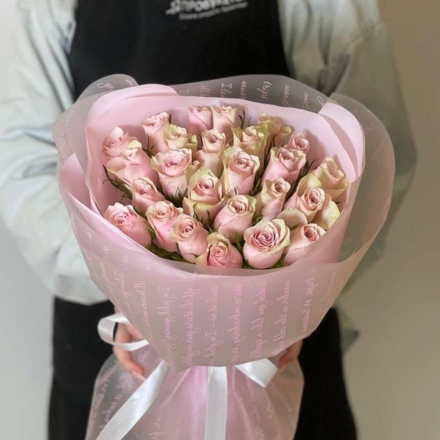 Букет из нежно- розовых роз в оформлении