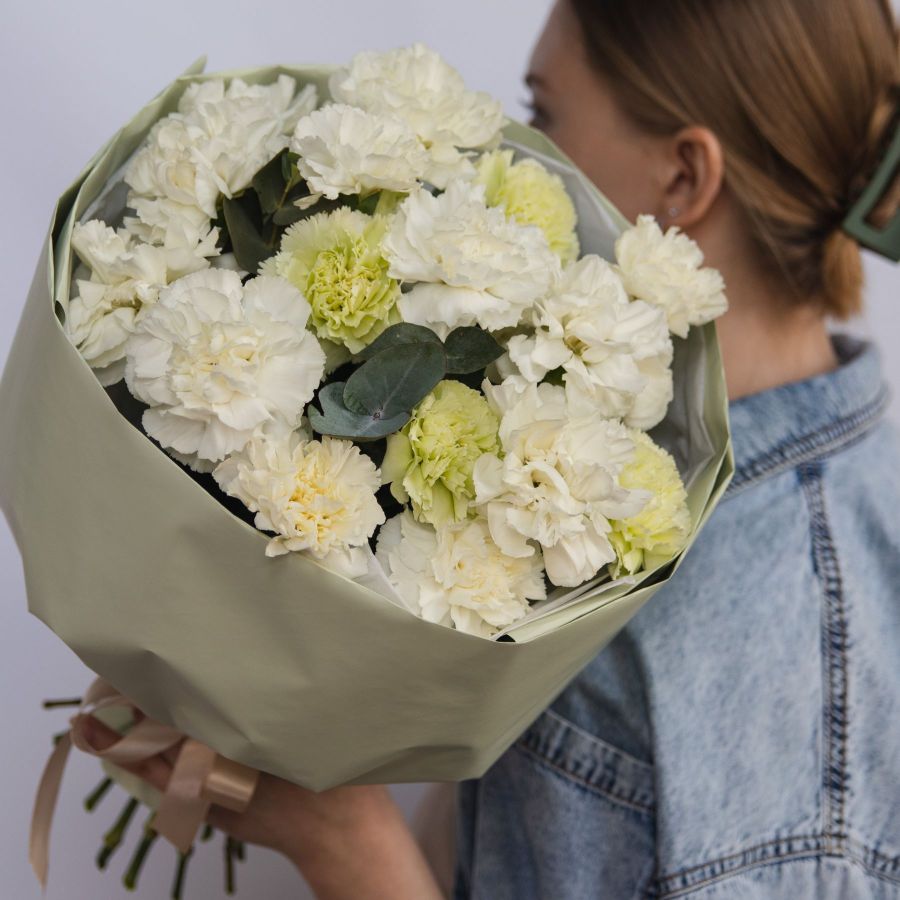 Нежный букет из диантусов с эвкалиптом