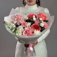 Букет с маттиолой и пионовидной розой