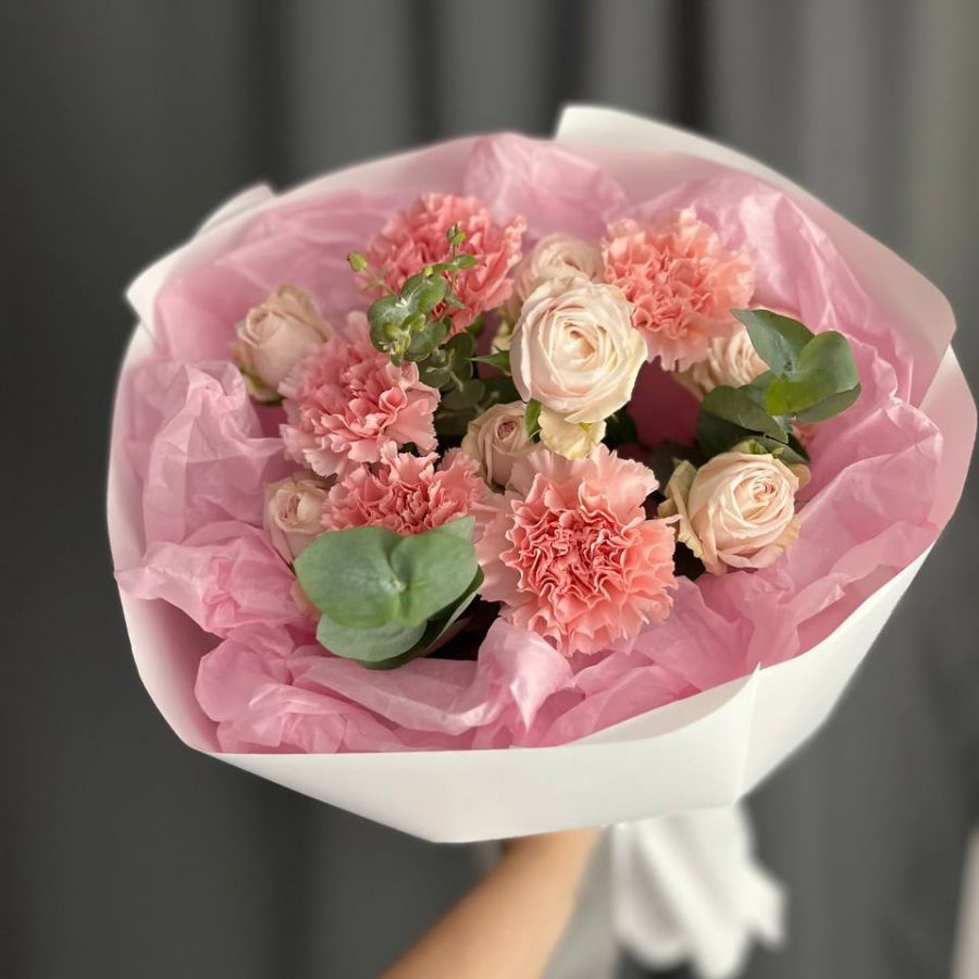 Сборный букет с пионовидными розами