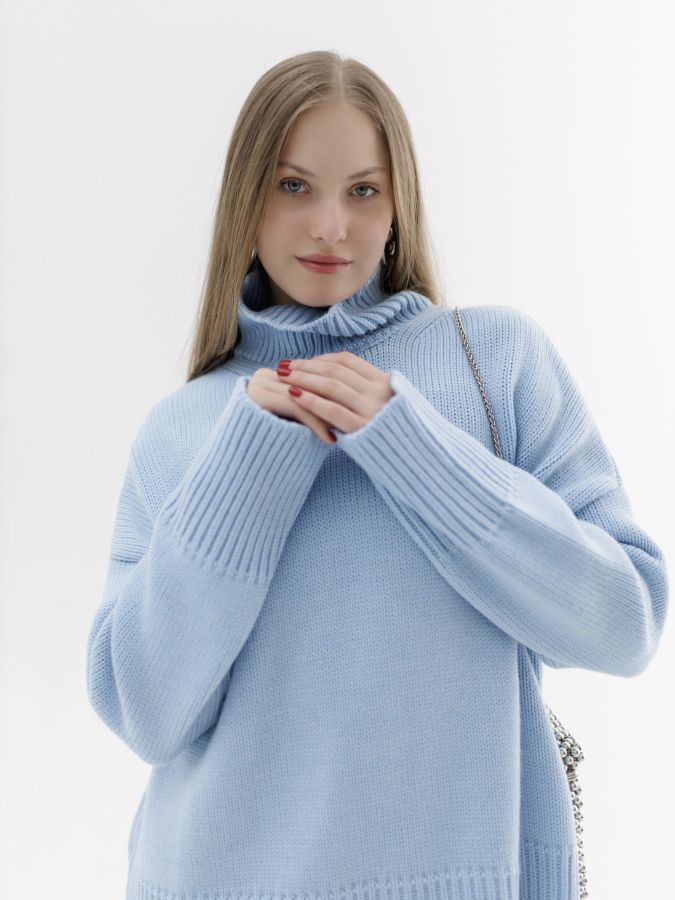 Свитер из мериноса голубой
