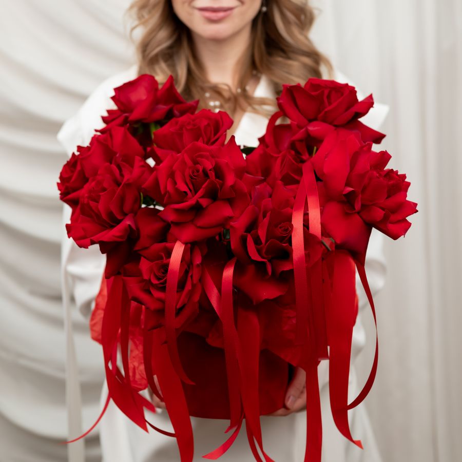 Шляпная коробка с красными французскими розами