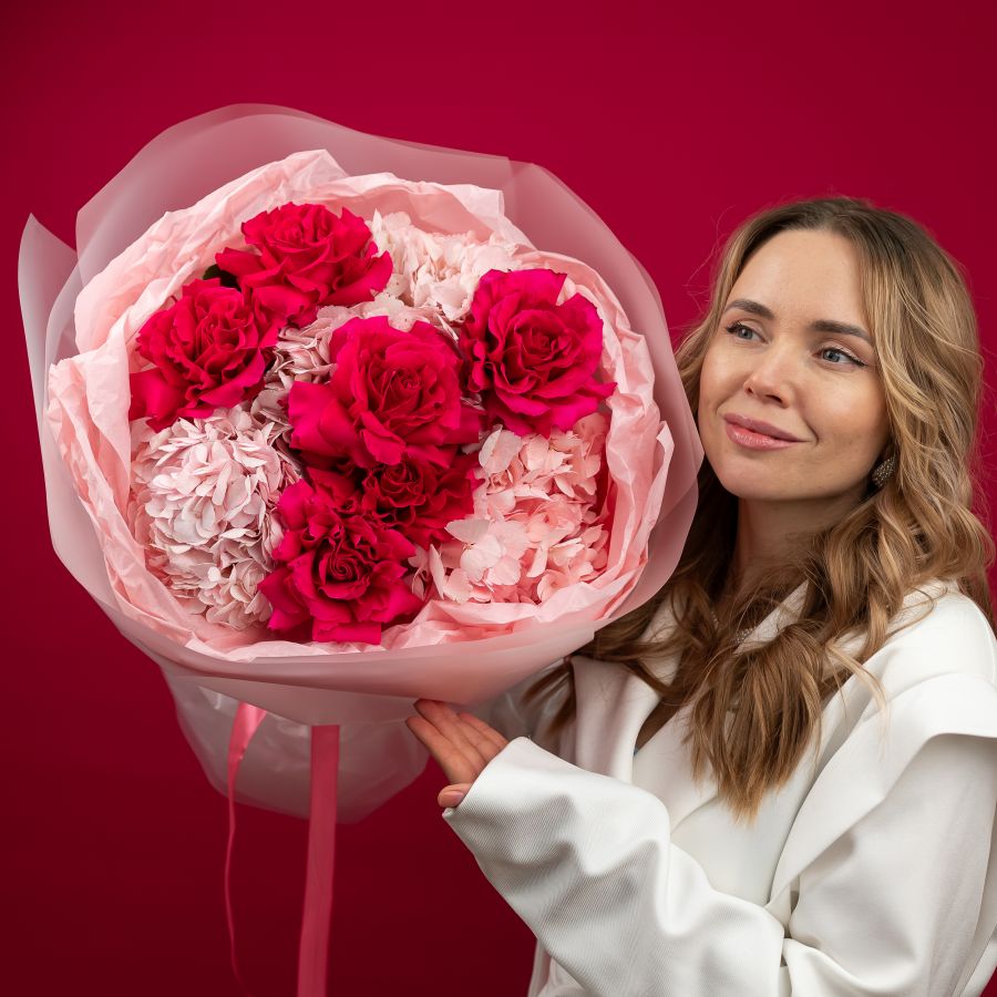 Сборный букет с французскими розами и гортензией