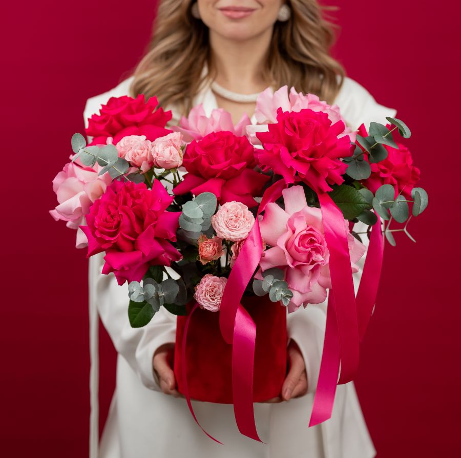 Коробка из розовых французских роз с лентами