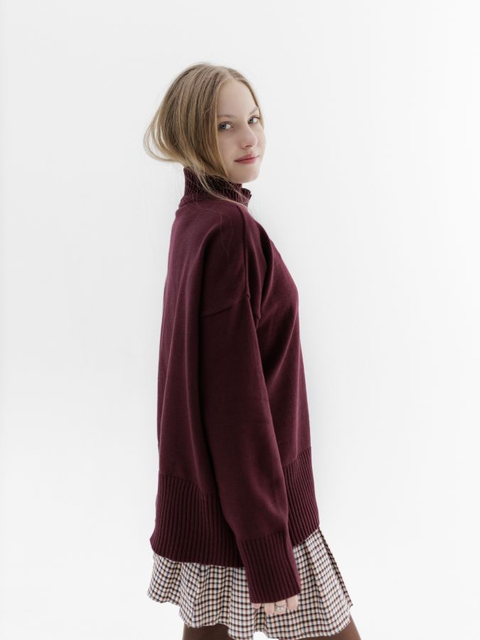 Свитер винный с воротником