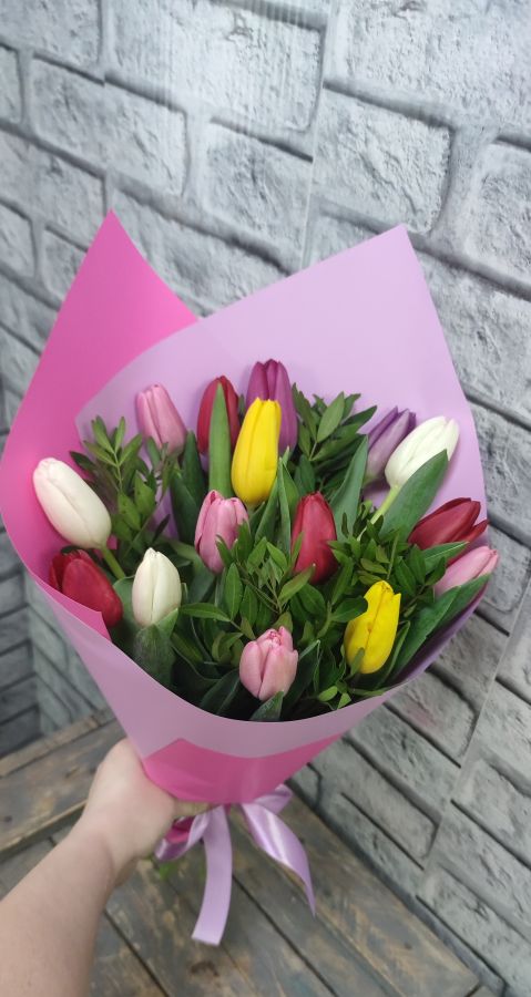 15  тюльпанов микс в красивой упаковке
