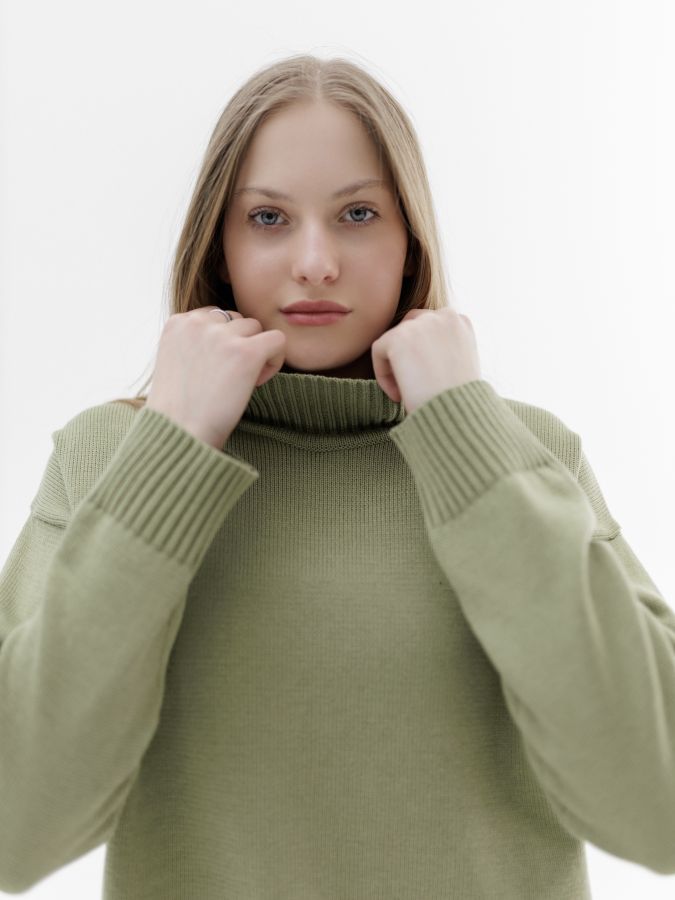 Свитер оливковый с воротником