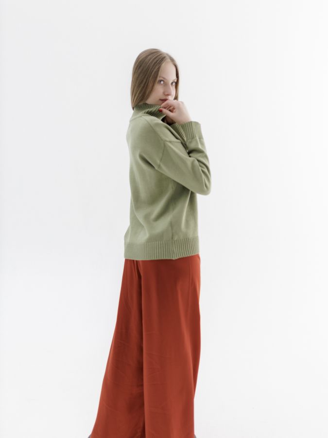 Свитер оливковый с воротником