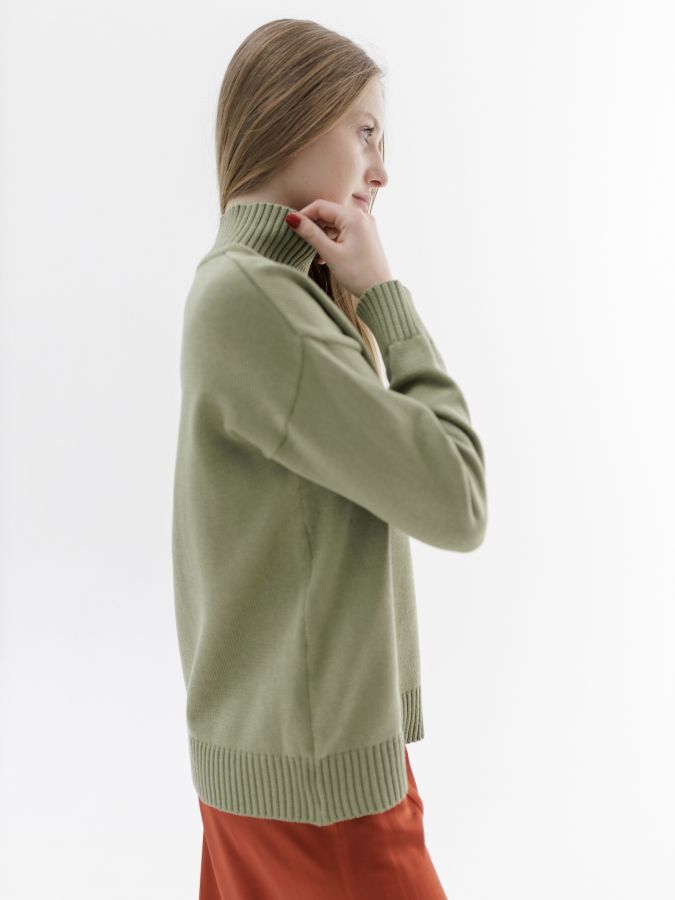 Свитер оливковый с воротником