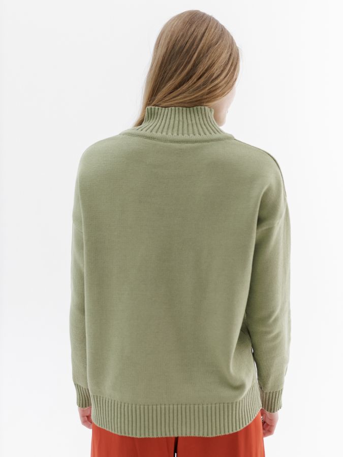 Свитер оливковый с воротником