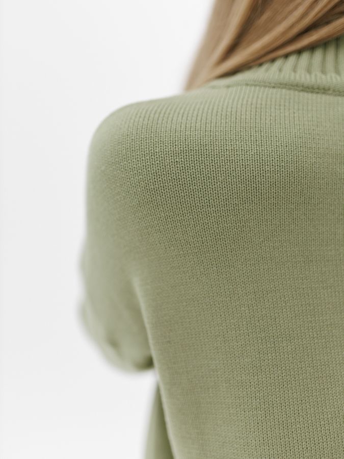 Свитер оливковый с воротником
