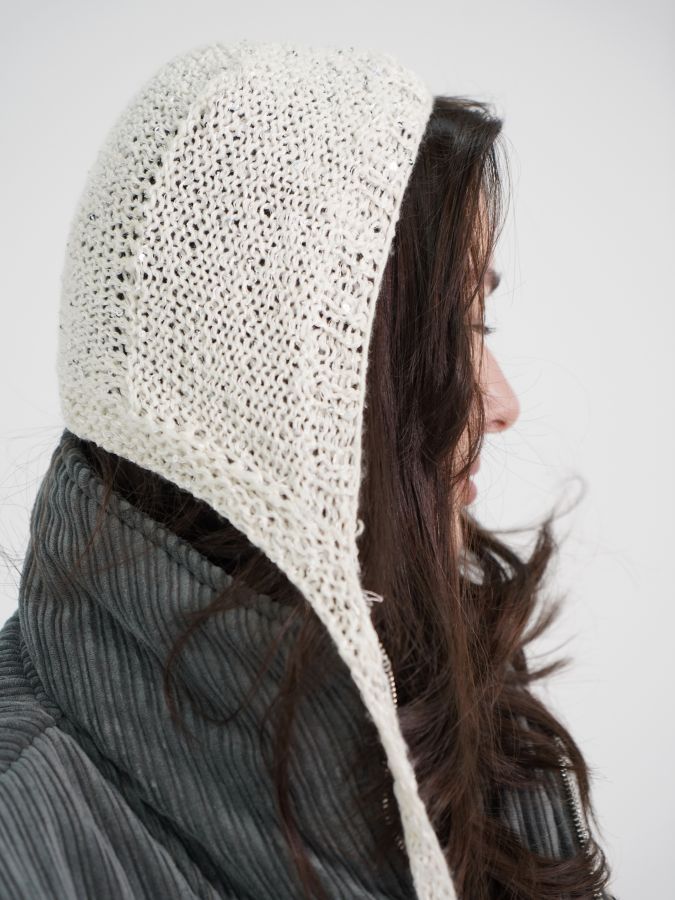 Шапочка из шерсти с пайетками