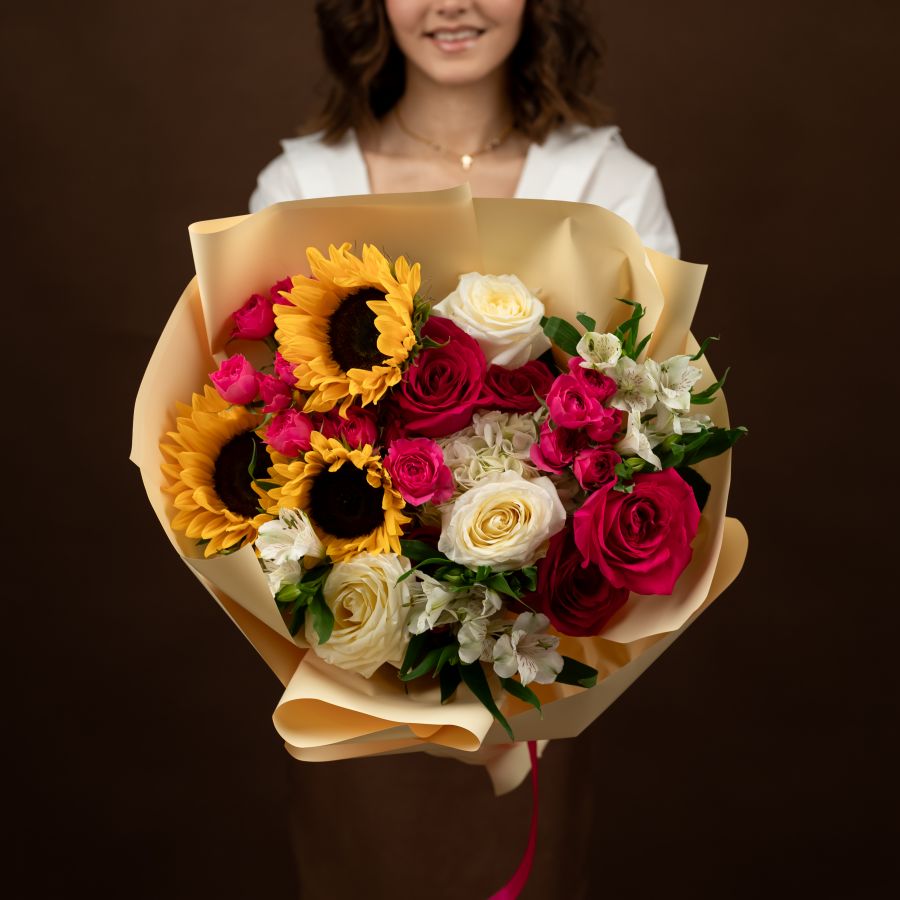 Букет из подсолнухов и гортензии