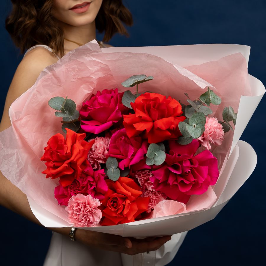 Французские розы с диантусами и эвкалиптом