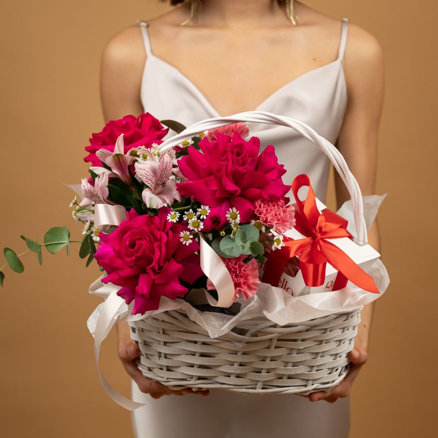 Цветочная корзина нежная с рафаэлло