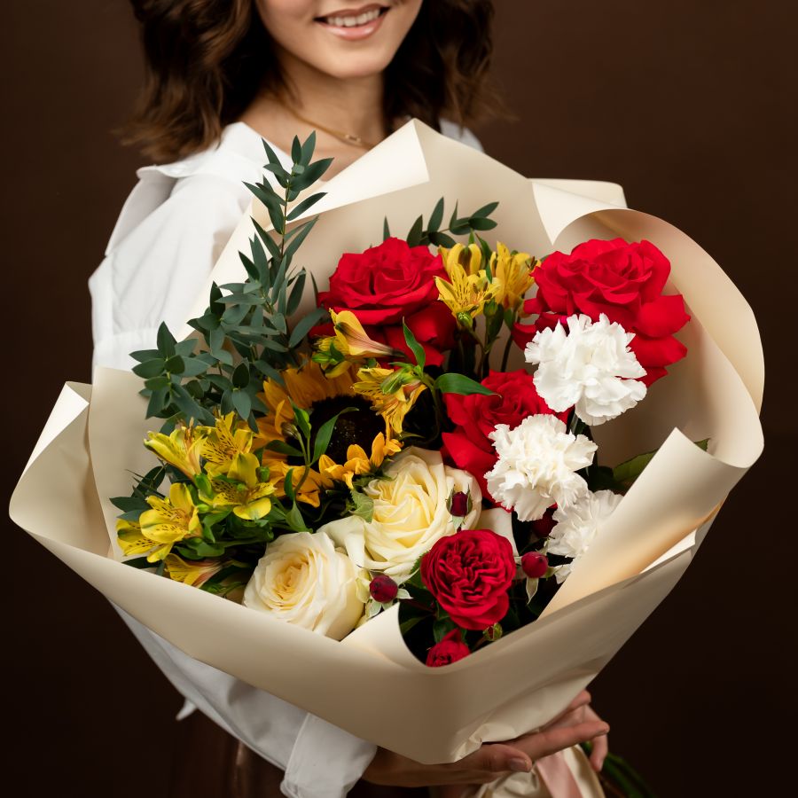 Букет из подсолнуха и французских роз