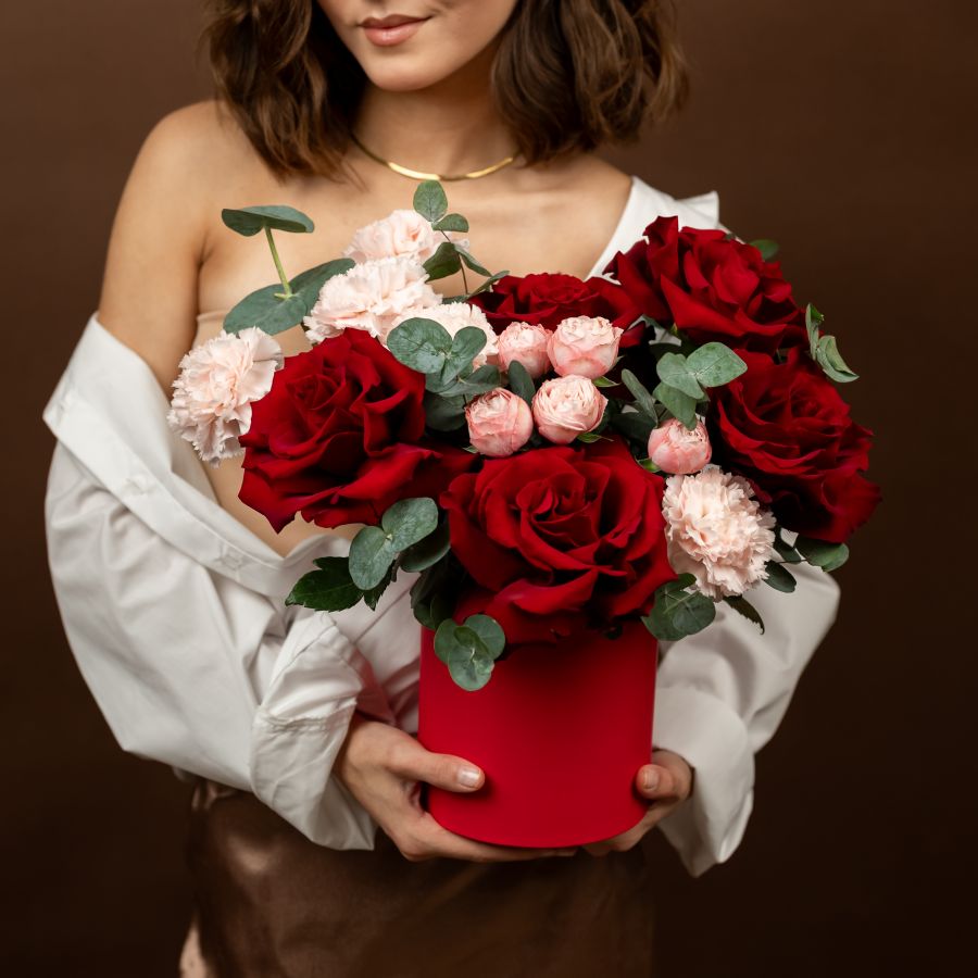 Композиция из кустовых роз и диантусов