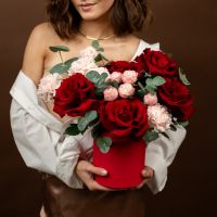 Композиция из кустовых роз и диантусов