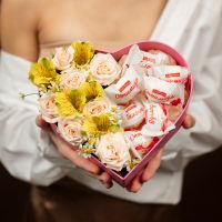 Сердце из альстромерии и рафаэлло