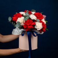 Композиция из французской розы и диантусов