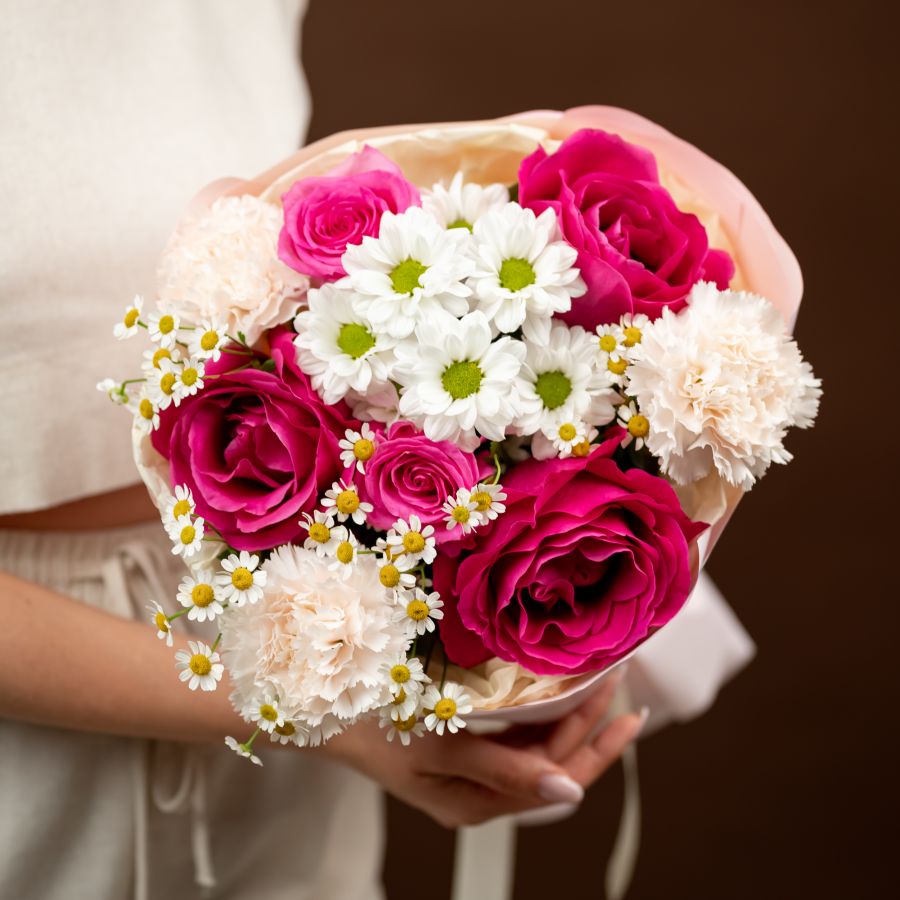 Букет из ромашки и роз