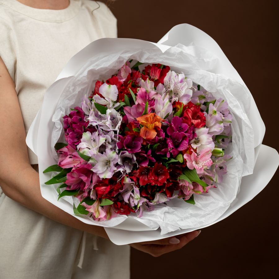 Альстромерия микс 25 шт в белой упаковке