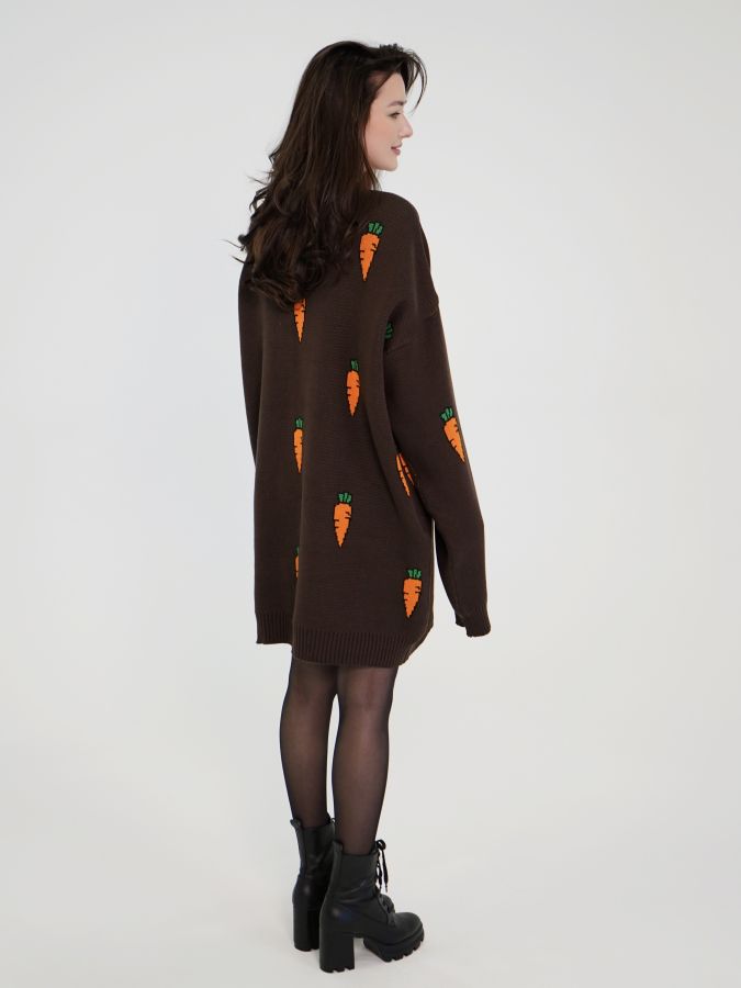 Свитер с морковками удлиненный