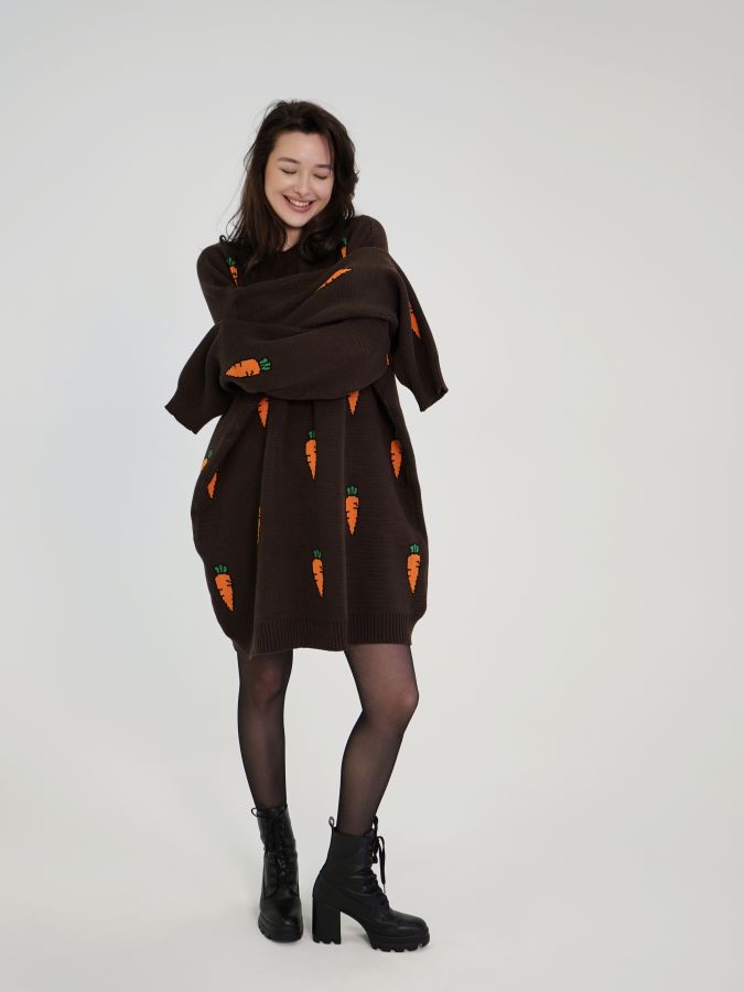 Свитер с морковками удлиненный