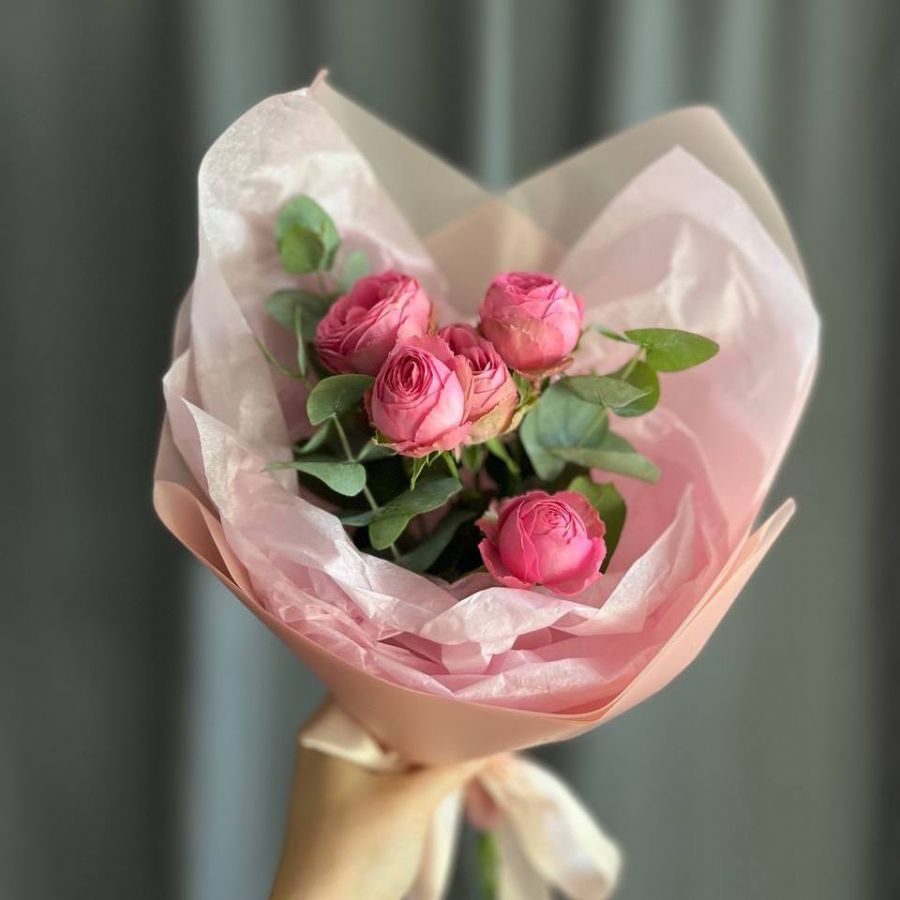 Кустовая роза с эвкалиптом