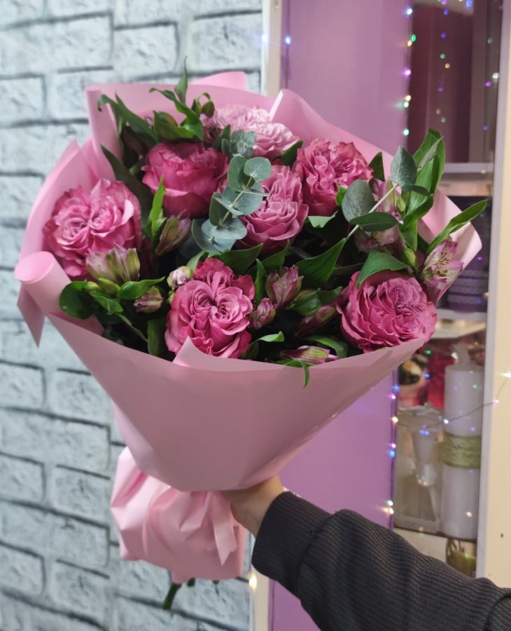 Пионовидная роза с альстромерией