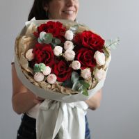 Букет с бордовыми розами