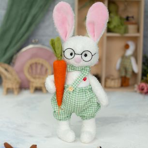 Зайка с морковкой