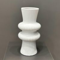 Ваза белая «Курт». Размер Ширина - 8 см Высота - 24 см