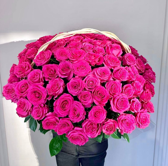Корзина 101 роза яркого цвета Фуксия