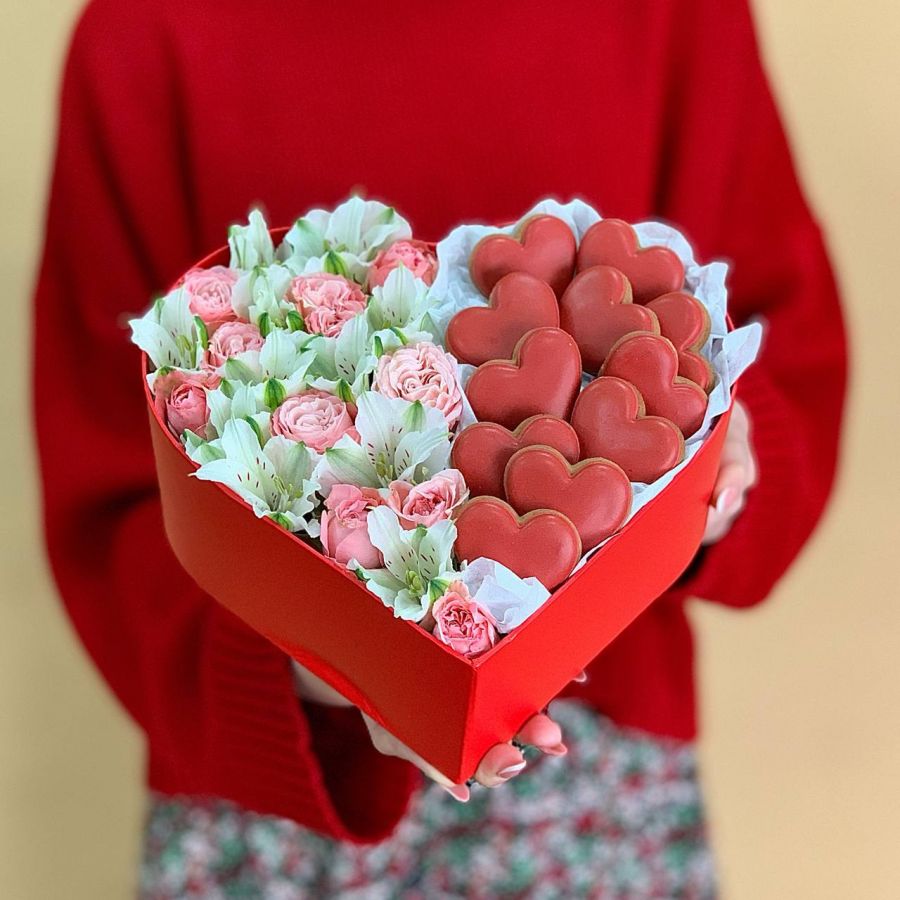 Сердце с цветами и имбирными пряниками