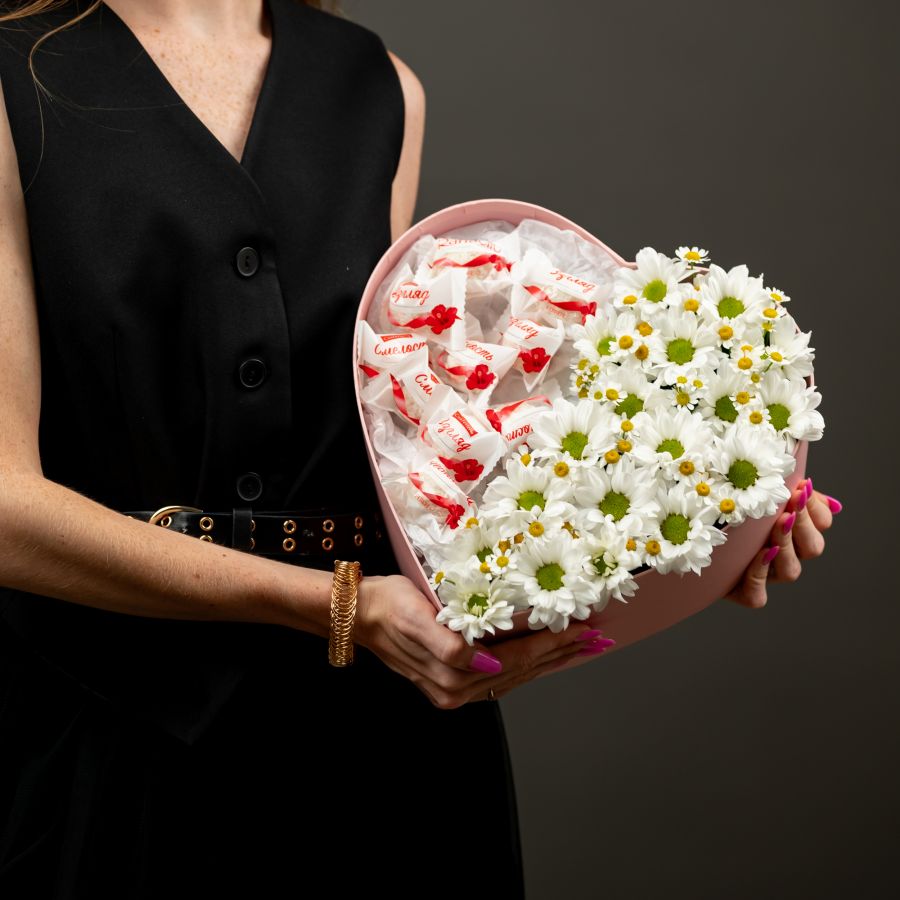Композиция сердце с ромашками и конфетами
