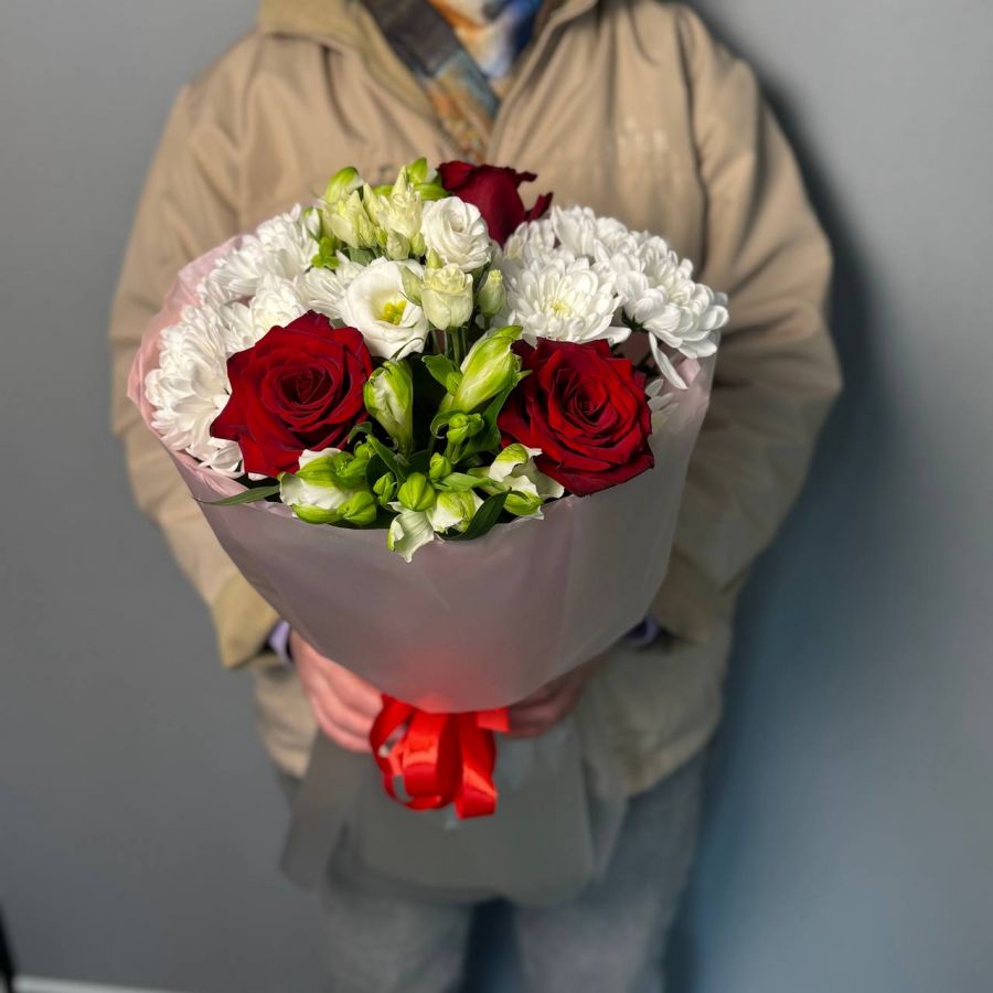 Букет с красными розами и альстромериями