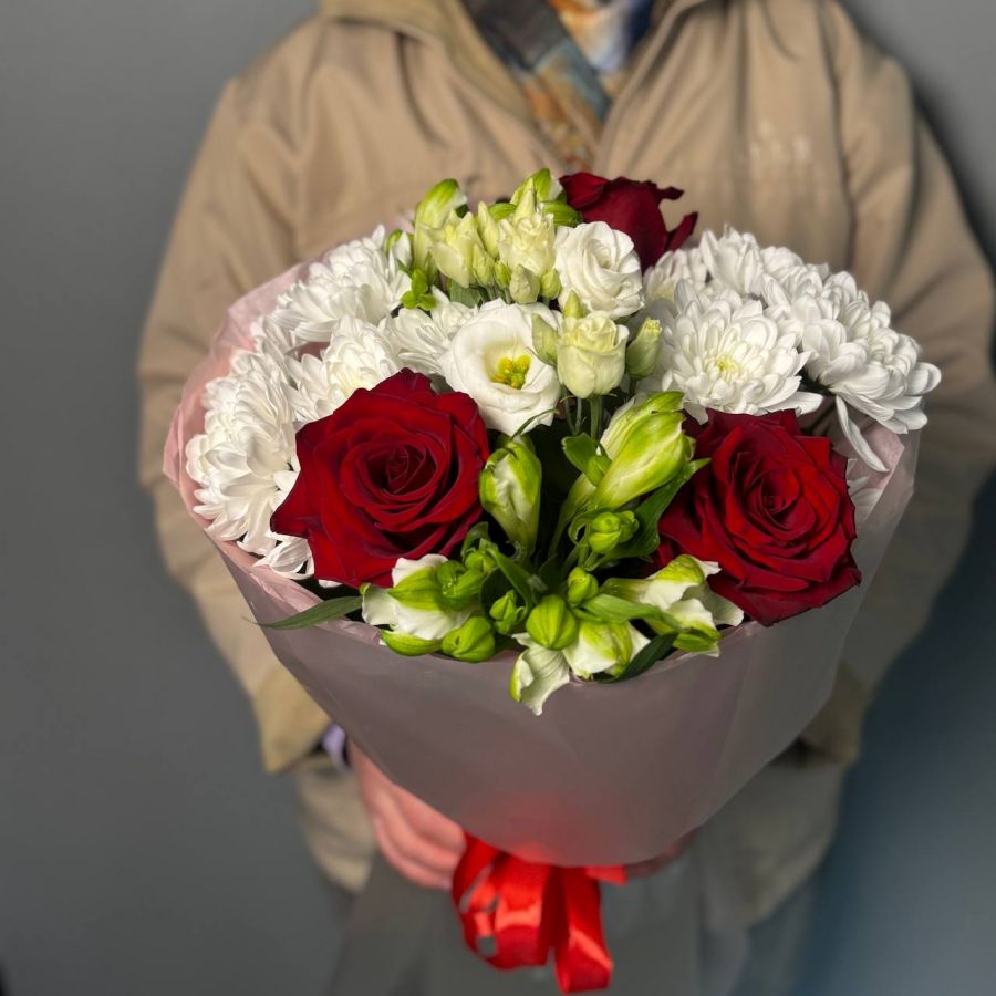 Букет с красными розами и альстромериями
