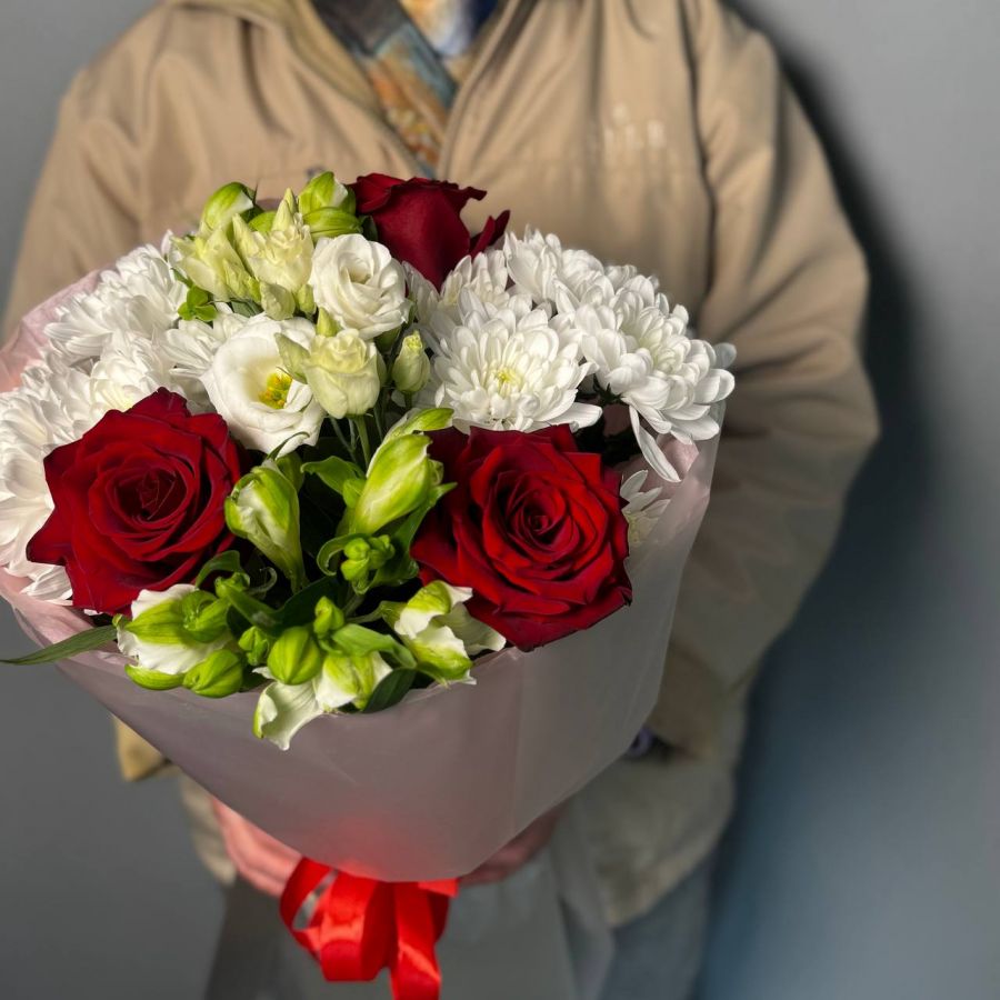 Букет с красными розами и альстромериями